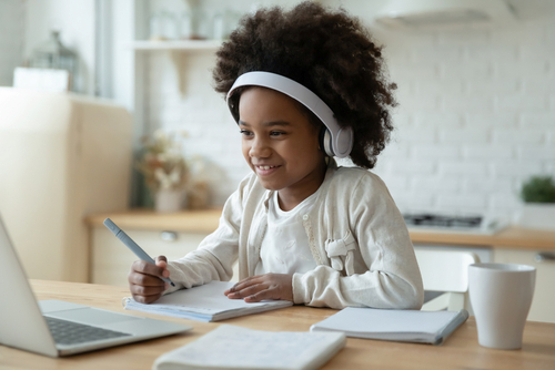 Criança estudando e não procrastinando 